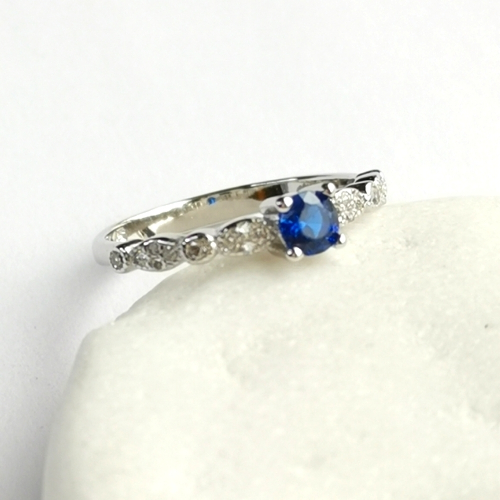 Sapphire solitaire ring in Sterling Silver and White Sapphire size 7 🆕
